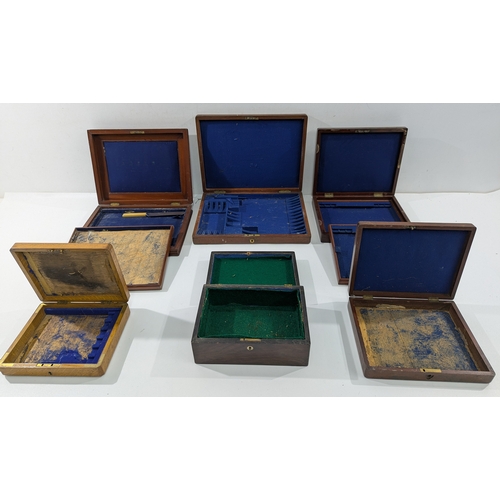 127 - 6 Antique Wooden Cutlery Boxes (Empty)

Mixed lot of vintage/antique wooden canteens and flatware ca... 