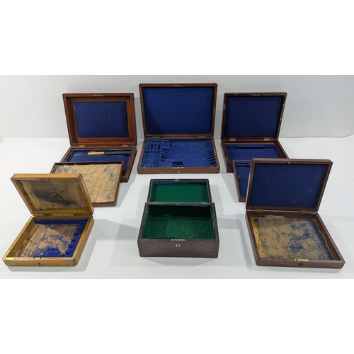 127 - 6 Antique Wooden Cutlery Boxes (Empty)

Mixed lot of vintage/antique wooden canteens and flatware ca... 