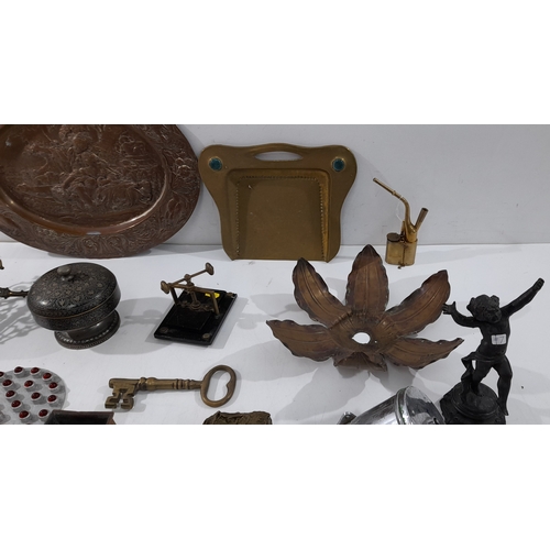 A mixed lot of decorative and utilitarian objects, comprising an ...