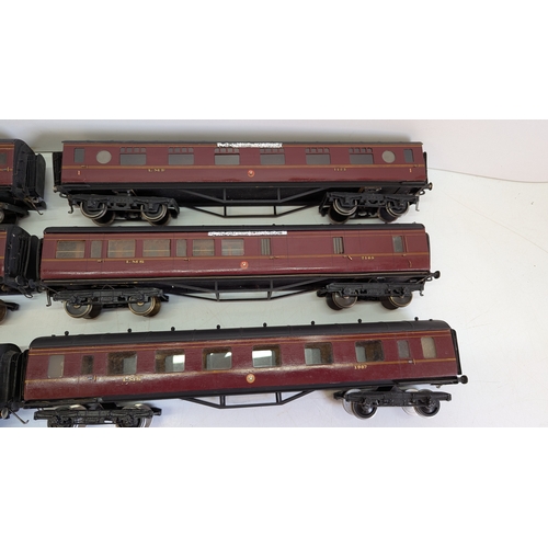 15 - Vintage O Gauge LMS Maroon Passenger Coaches, Including Dining Car (8)

Finished in lined LMS maroon... 
