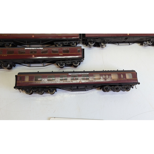 15 - Vintage O Gauge LMS Maroon Passenger Coaches, Including Dining Car (8)

Finished in lined LMS maroon... 