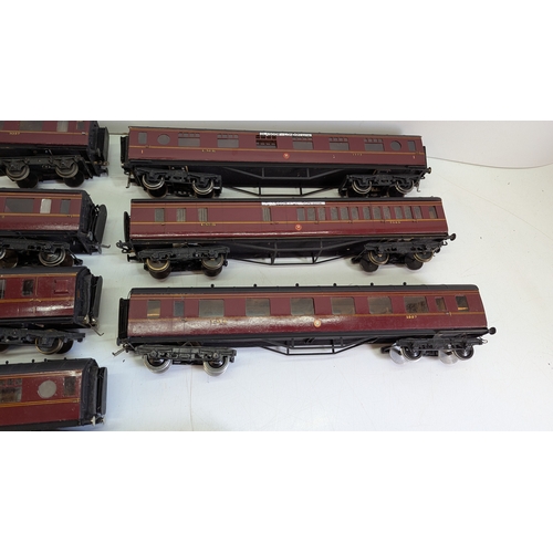 15 - Vintage O Gauge LMS Maroon Passenger Coaches, Including Dining Car (8)

Finished in lined LMS maroon... 