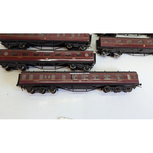 15 - Vintage O Gauge LMS Maroon Passenger Coaches, Including Dining Car (8)

Finished in lined LMS maroon... 