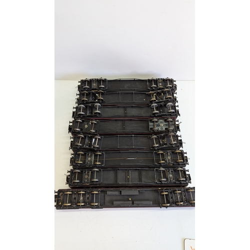 15 - Vintage O Gauge LMS Maroon Passenger Coaches, Including Dining Car (8)

Finished in lined LMS maroon... 