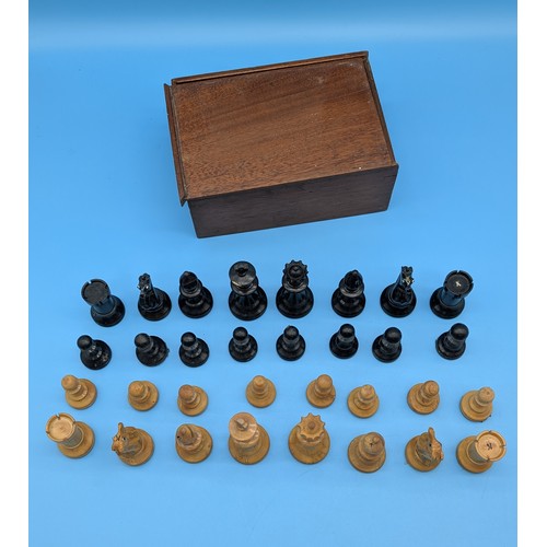 10 - An early 20th century boxwood and ebonised boxwood Staunton type chess set, comprising 32 turned and... 