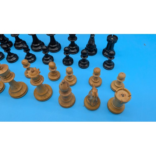 10 - An early 20th century boxwood and ebonised boxwood Staunton type chess set, comprising 32 turned and... 