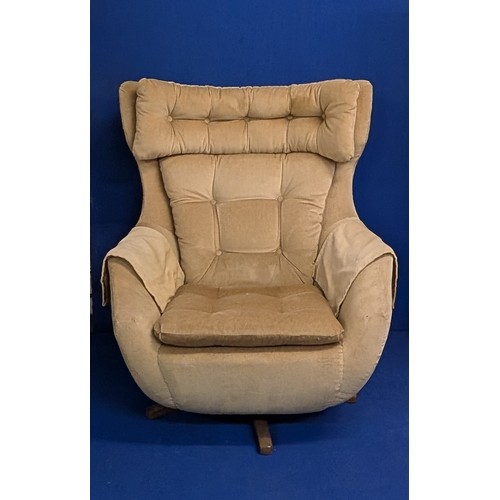 157 - A Vintage Parker Knoll Model 1028 ‘Statesman - JAMES BOND’ swivel lounge chair, the so-called ‘Blofe... 