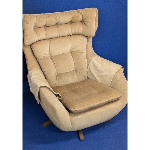 157 - A Vintage Parker Knoll Model 1028 ‘Statesman - JAMES BOND’ swivel lounge chair, the so-called ‘Blofe... 