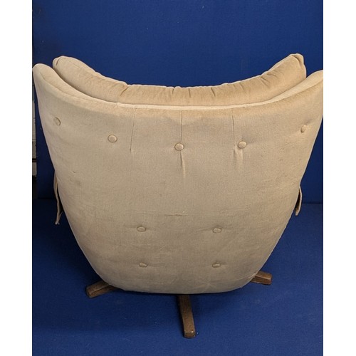 157 - A Vintage Parker Knoll Model 1028 ‘Statesman - JAMES BOND’ swivel lounge chair, the so-called ‘Blofe... 
