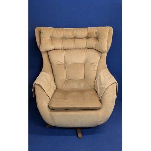 157 - A Vintage Parker Knoll Model 1028 ‘Statesman - JAMES BOND’ swivel lounge chair, the so-called ‘Blofe... 