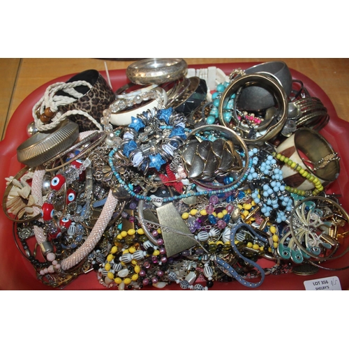 438 - 1x tray containing costume jewellery ware