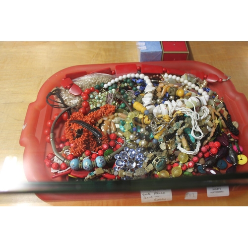 451 - 1 x tray containing costume jewelry ware items