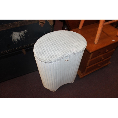 118 - 1x kidney shaped Lloyd loom style linen basket