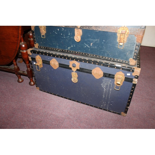 135 - 1x blue and metal travelling trunk 1x leather case inside 1 x brass fire guard and delph rack