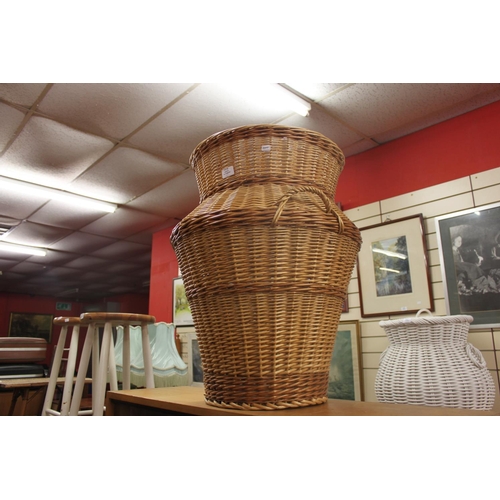 140 - 1x large wicker linen backet