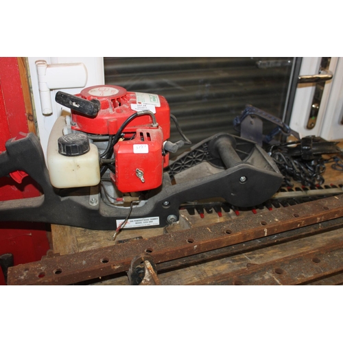 18 - 1 x mantis petrol powered hedge trimmer