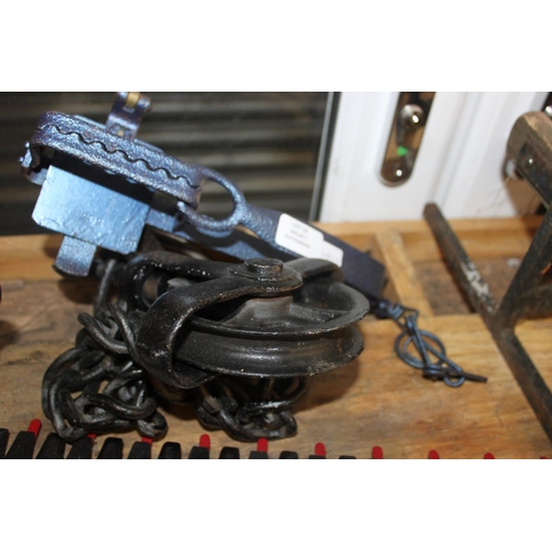 19 - 1 x heavy duty pulley with 1 x small trap