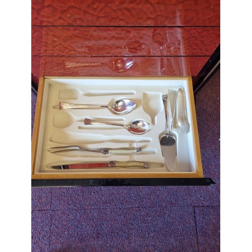 95 - 1 x jumbo cutlery chest containing jumbo cutlery 12 person setting 137 pieces in total