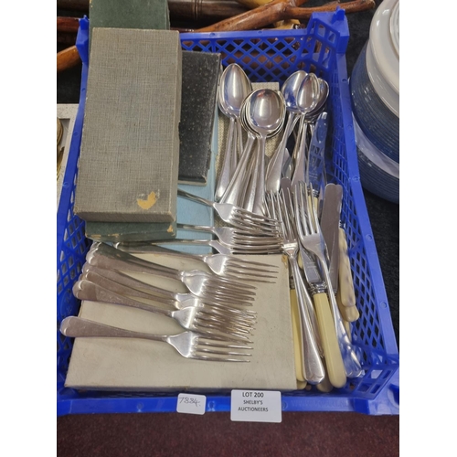 200 - 1 x tray containing cutlery ware items