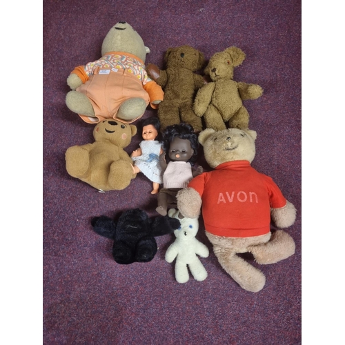 221 - 1x basket containing various teddies