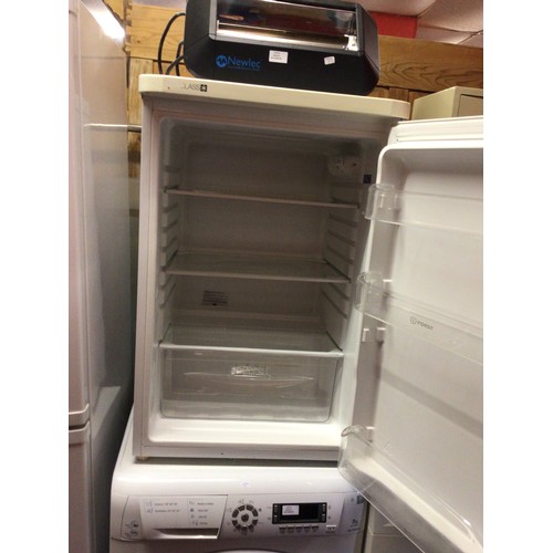 5 - 1 x indesit white fridge