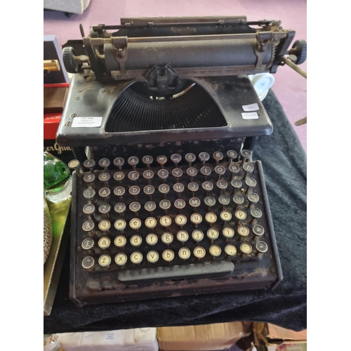 300 - 1 x upper and lower case simplex typewriter