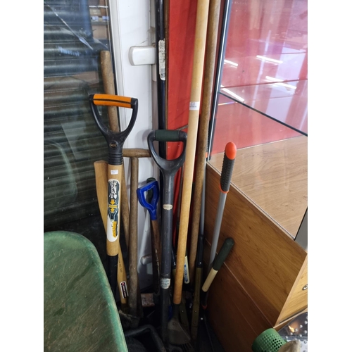 15 - 16 x various pieces of gardening equipment