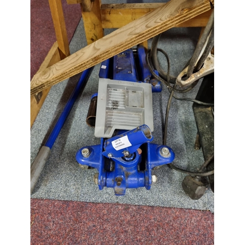 31 - 1 x michelin 2.5 tonne trolly jack