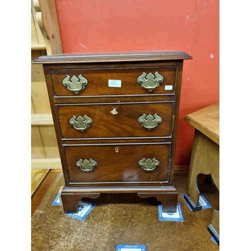 36 - 1 x mahogany single drawer bedside cabinet