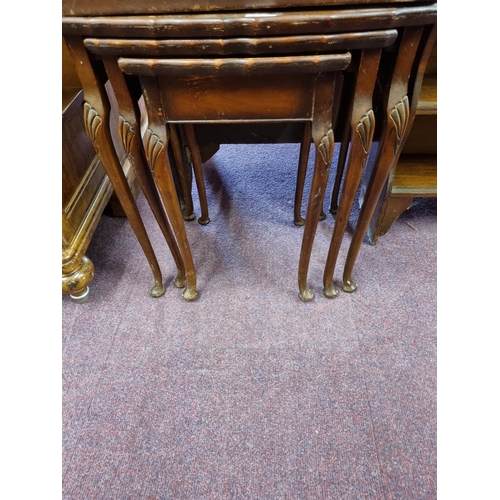 99 - 1 x set of of 3 mahogany nest of tables