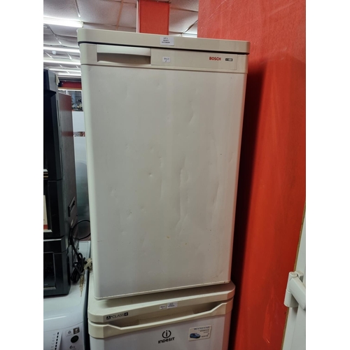 1 - 1 x white bosch under counter freezer