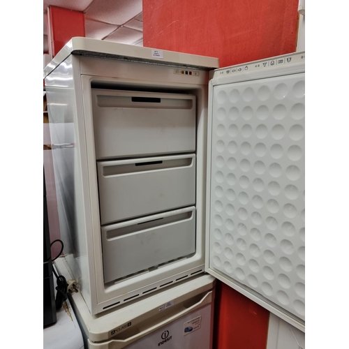 1 - 1 x white bosch under counter freezer