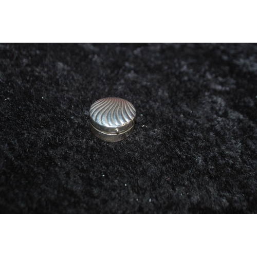 120 - 1 x silver shell design pill box