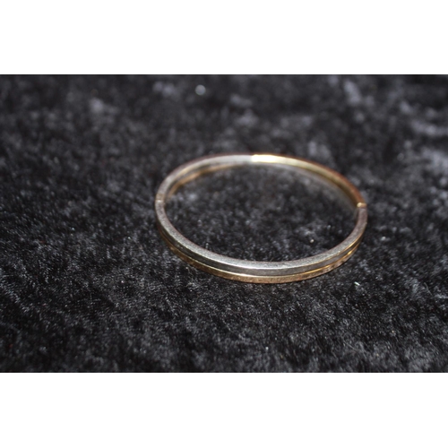 122 - 1 x 9ct gold yellow and white gold bangle