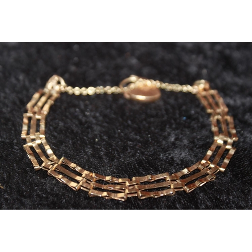 127 - 1 x 9ct gold gate bracelet with 9ct gold lock clasp