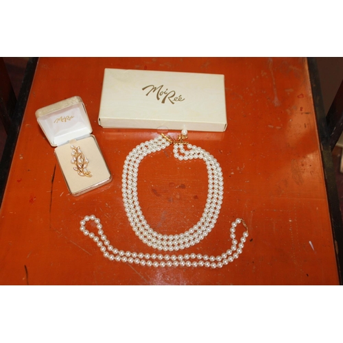 431 - 1 x moi ree faux Pearl necklace with moi ree faux Pearl brooch