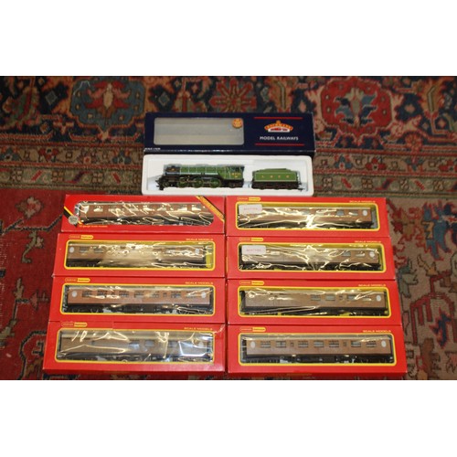 492 - 8 x hornby Thompson coaches with bachmann LNER green arrow national collection