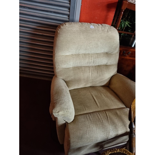 100 - 1x Creme upholstery electric reclining chair