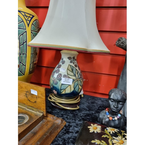 471 - 1x moorcroft pottery lamp