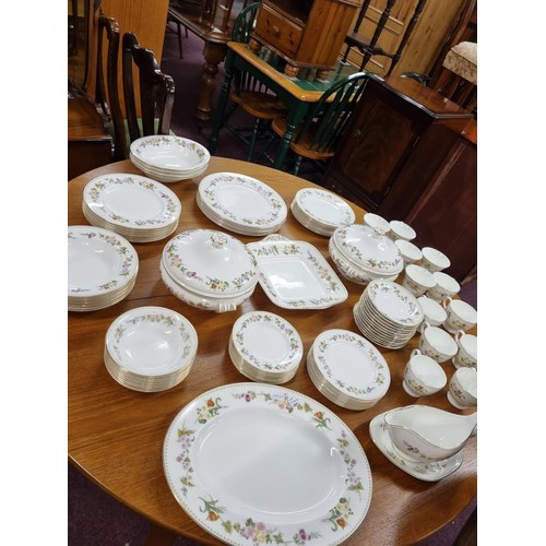 404A - Large amount of wedgewood made in England tea and dinner service set