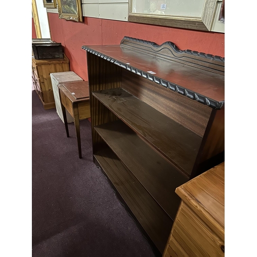 40 - 1x three shelf mahogany bookcase