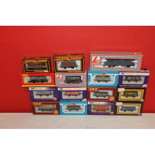 212 - 15 x various makes of 00 gauge goods vehicles appear as new