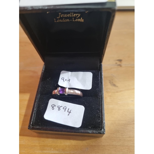 288 - 1 9ct gold amethyst inset ladies ring