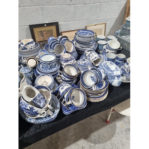 298 - LARGE SELECTION OF VARIOUS MAKER BLUE AND WHITE WARE POTTERY ITEMS WILLOW PATTERN ETC