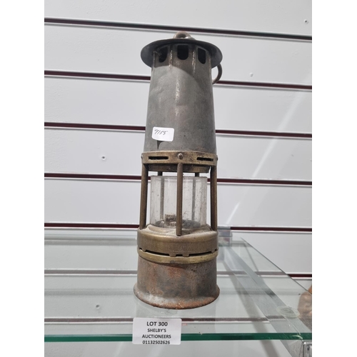 300 - 1 XTHE WOLF SAFETY LAMP MINORS LAMP