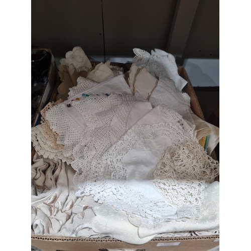 378 - 1 X BOX CONTAINING VARIOUS AGE LINEN WARE ITEMS TABLE CLOTHS ETC