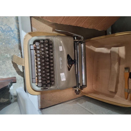 393 - 1 X VINTAGE OLYMPIA TYPEWRITER