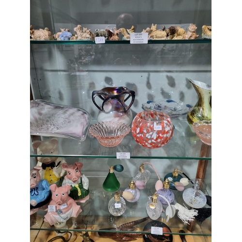 256 - SELECTION OF GLASS WARE ITEMS