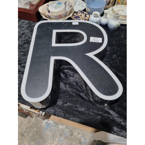 314 - 1 X PLASTIC AND CHROME LETTER R DOES HAVE SOM CRACK IN IT