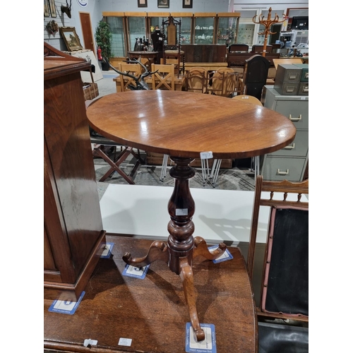 36 - 1 X VICTORIAN OAK OVAL WINE STALK TABLE